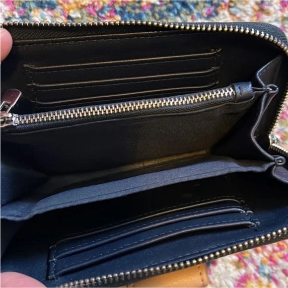 Stella & Dot Wallet - Picture 2 of 2